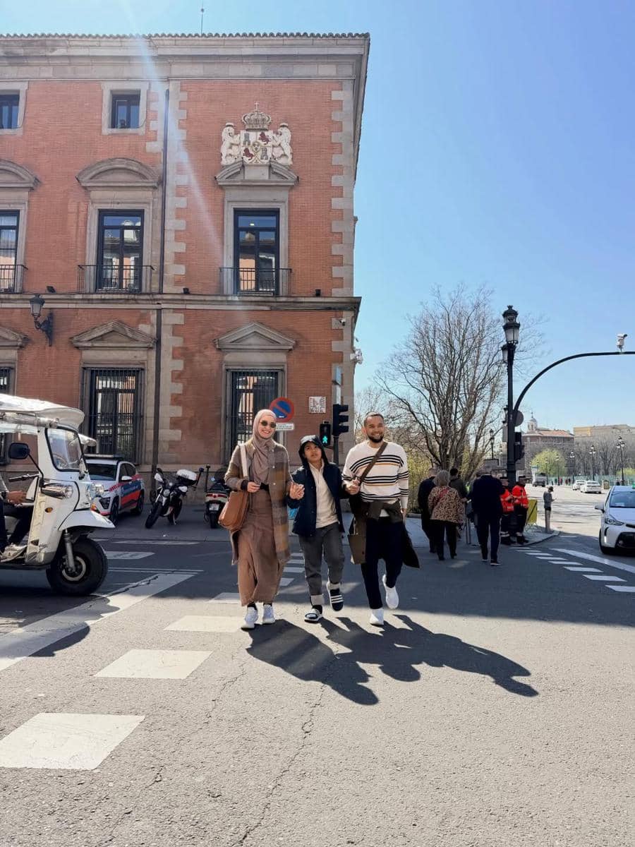 Shireen Sungkar dan keluarga liburan 