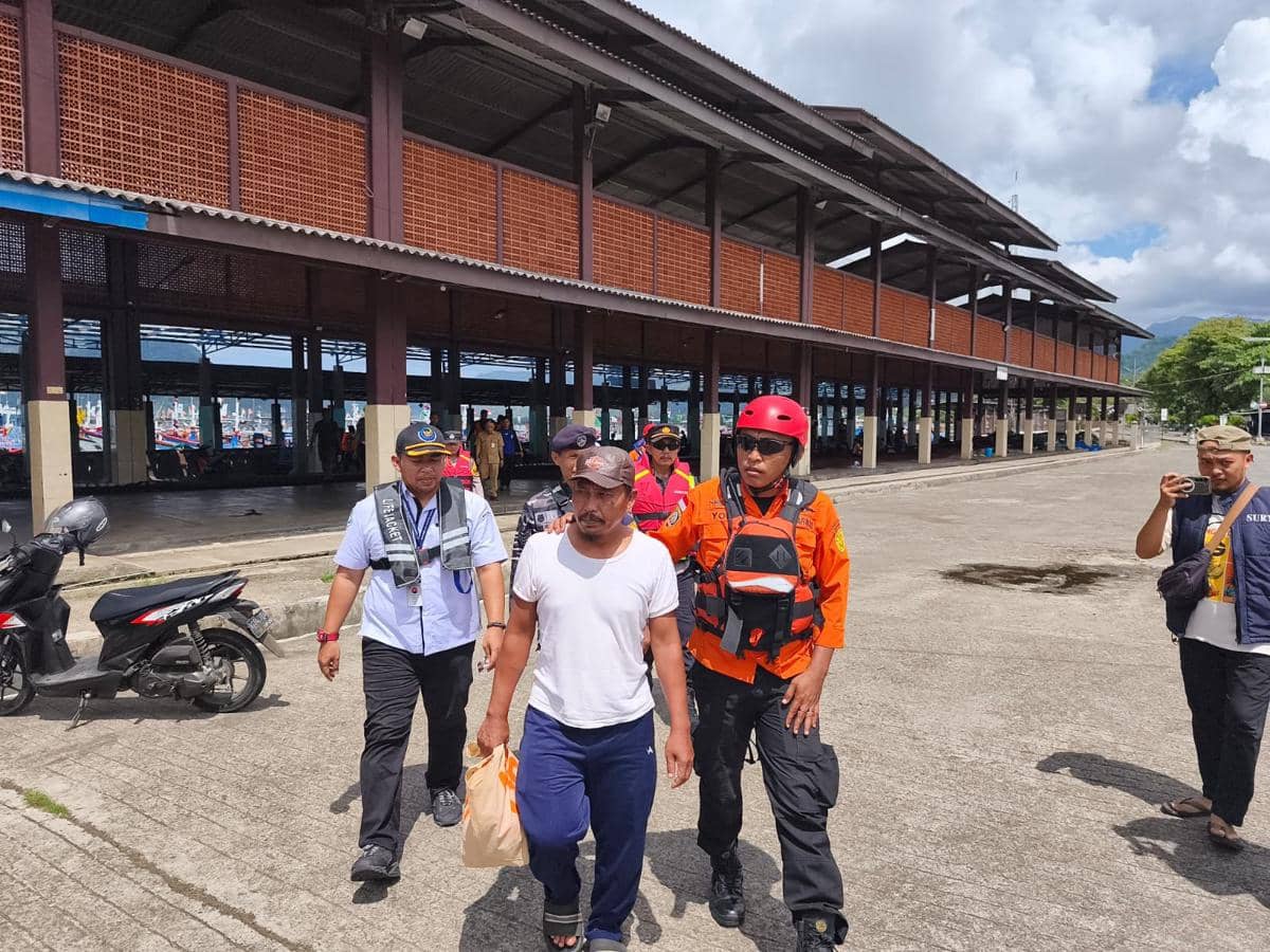 Terapung di Laut, Nelayan Asal Situbondo Dievakuasi di Trenggalek