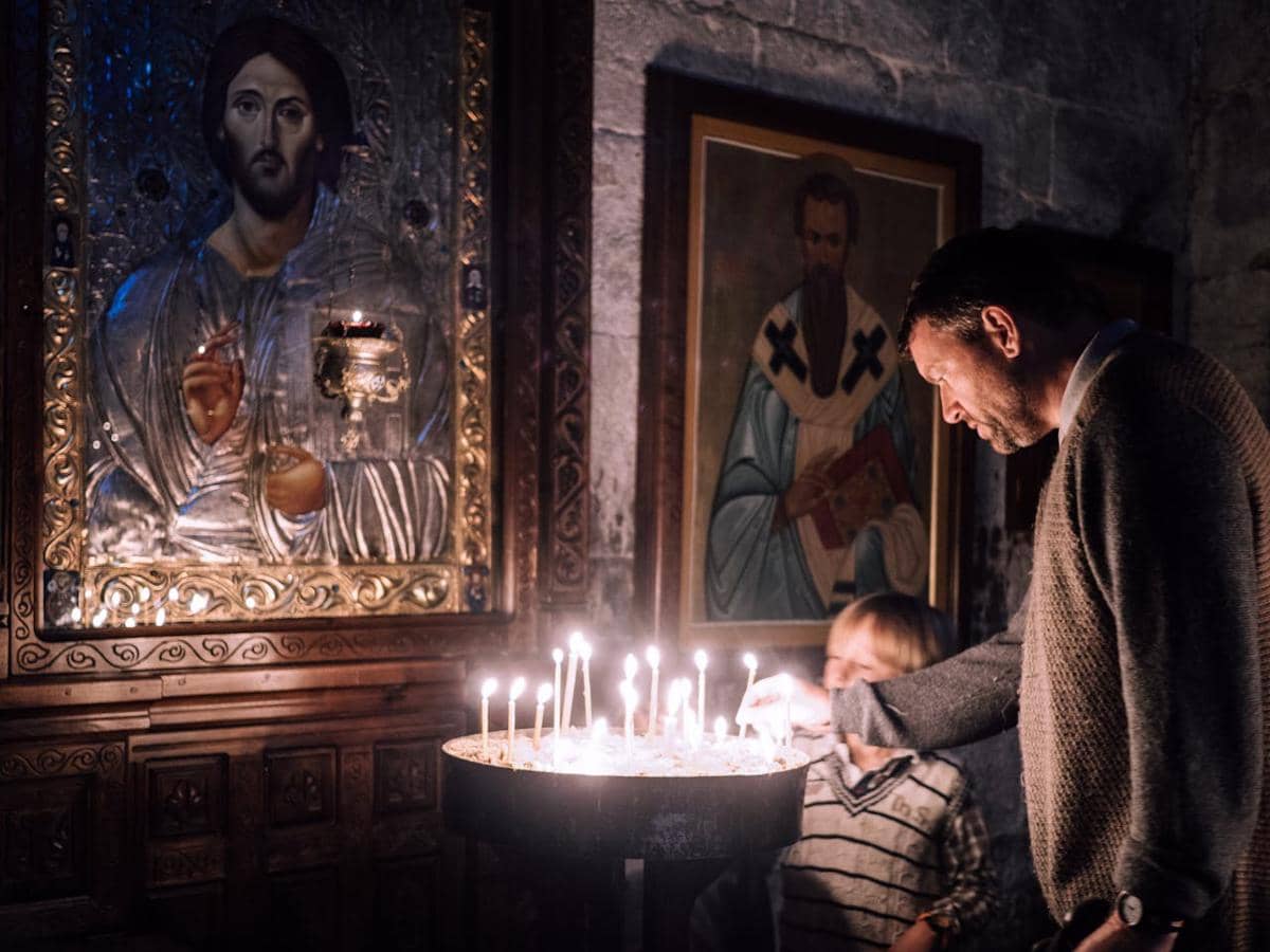 Ilustrasi berdoa di gereja