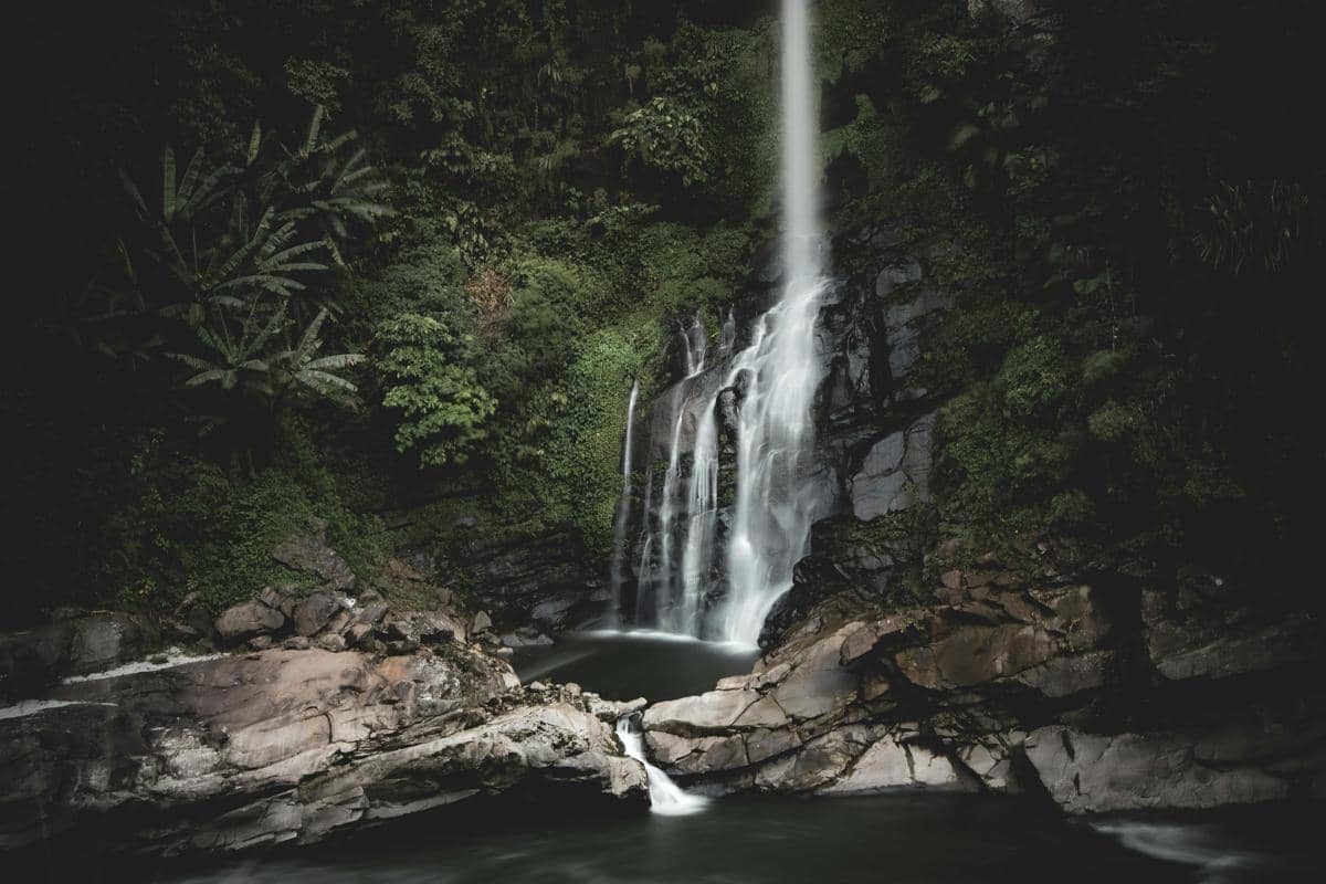Ilustrasi Air Terjun Kakek Bodo nuansa asri khas Tretes tempat yang pas untuk pelepas penat.