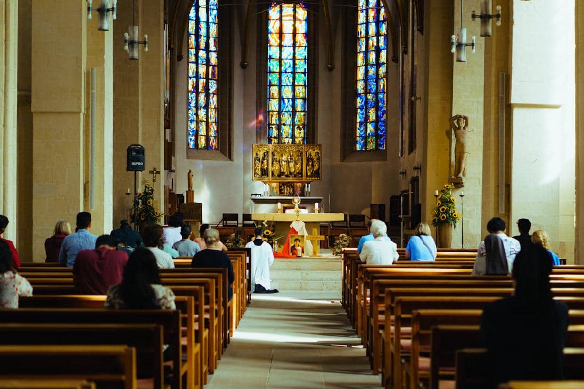 Ilustrasi berdoa di gereja