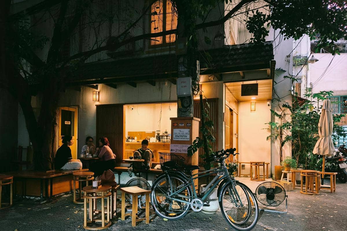 Ilustrasi suasana hangat dan intimate di kedai kopi semi-outdoor Rumabray.sub.