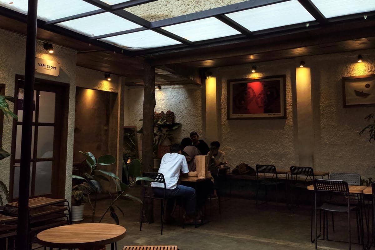 Ilustrasi LITTLE CAVE dengan pencahayaan hangat dan suasana cozy.