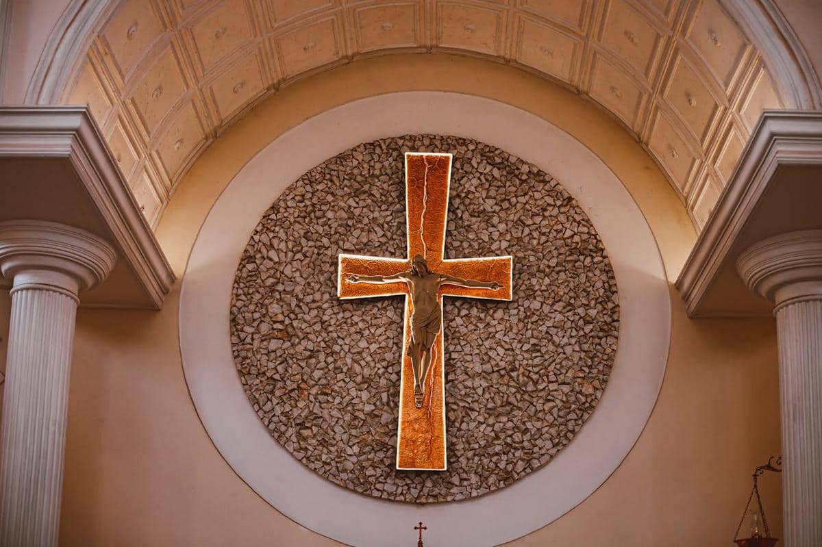 Ilustrasi salib dan ornamen gereja 