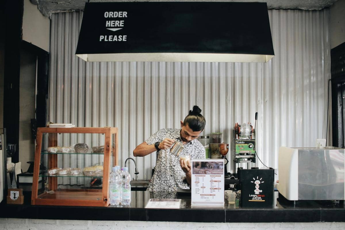 Tempat Nongkrong Santai di Surabaya dengan Konsep Hidden Gem Slow Bar