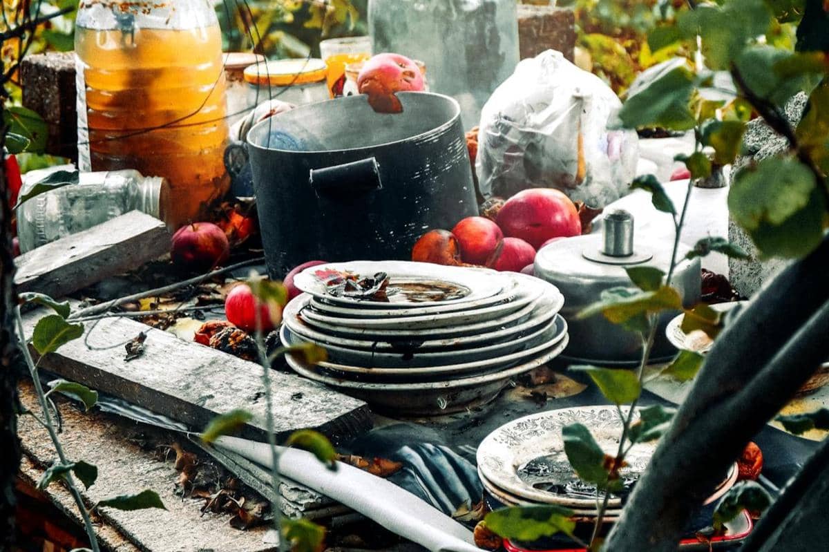 ilustrasi mengelompokkan piring kotor