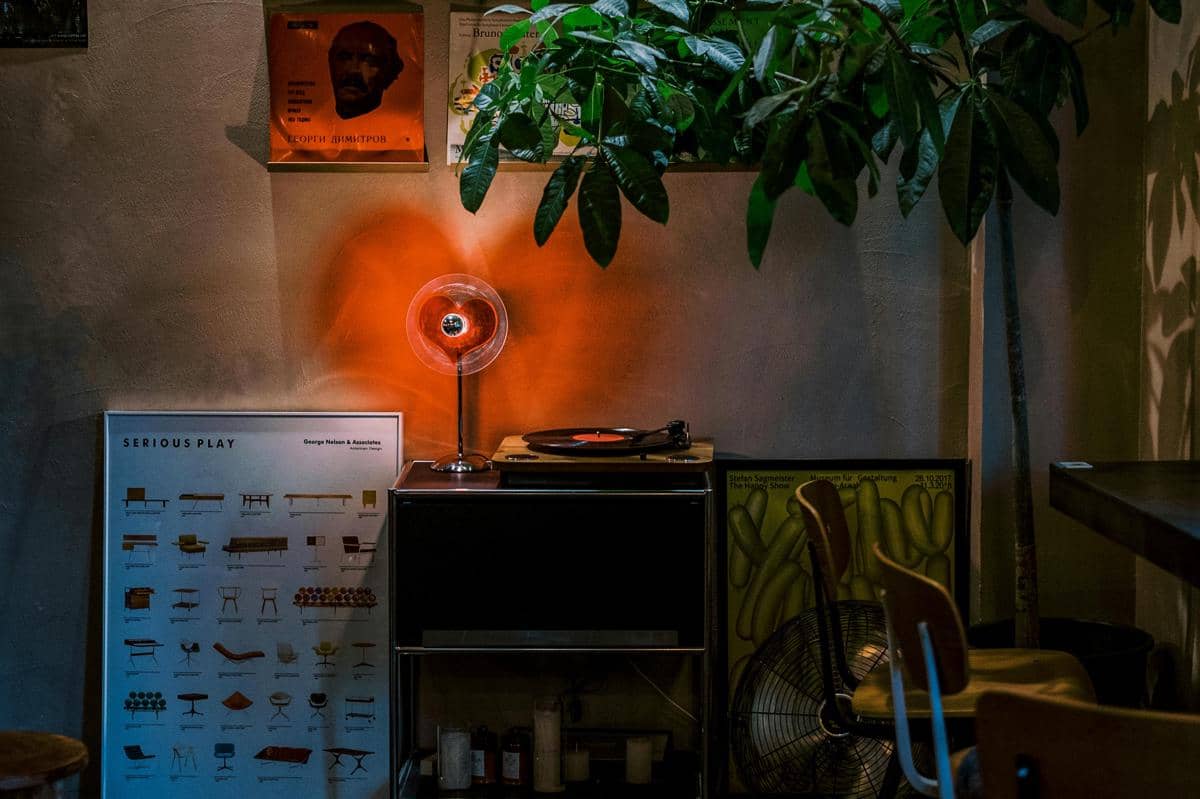 Ilustrasi interior hangat malam hari, Rake In Coffee.