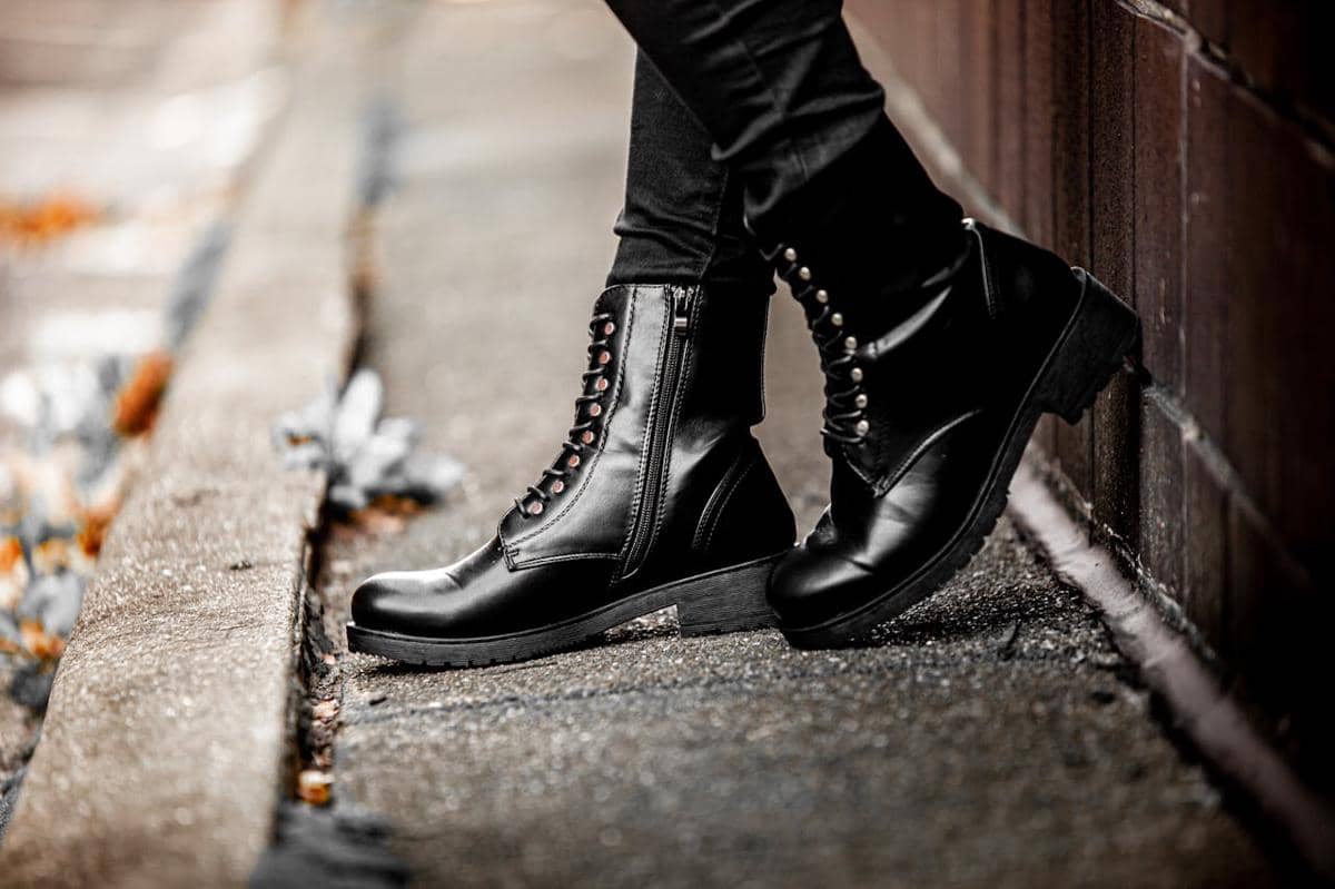 ilustrasi biker boots