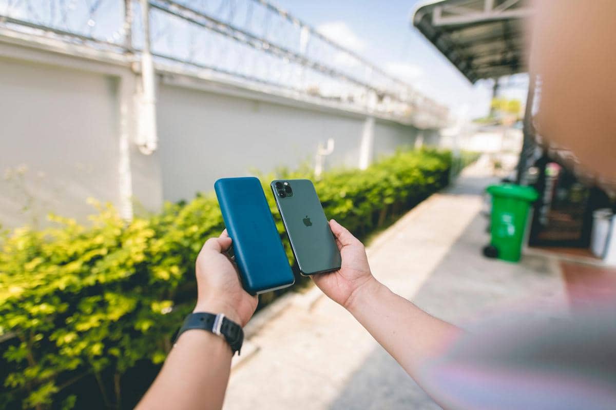 ilustrasi powerbank dan HP