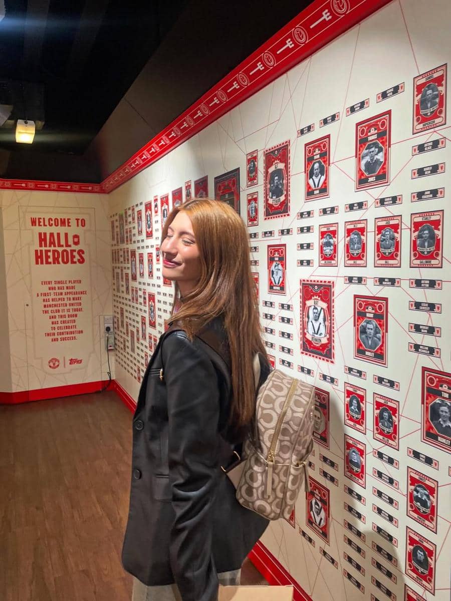 Cassandra Lee dan Ryuken Lie saat ke Stadion Old Trafford