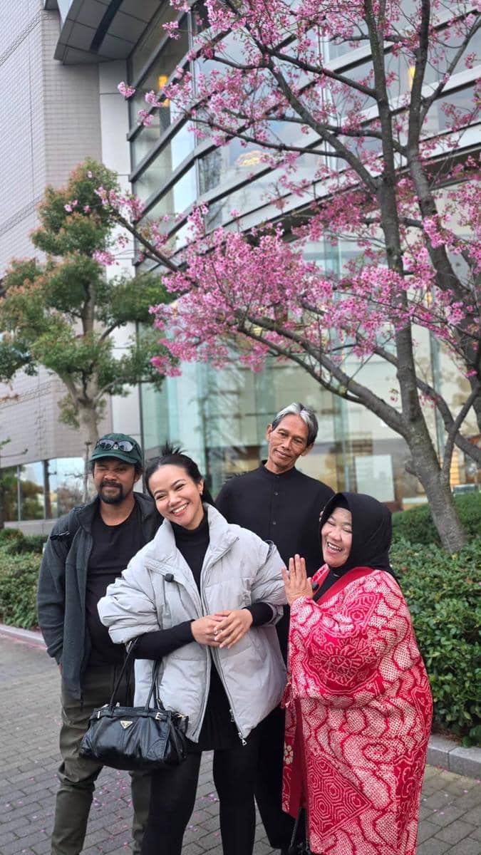 Seleb yang menikmati bunga sakura saat musim semi di Jepang