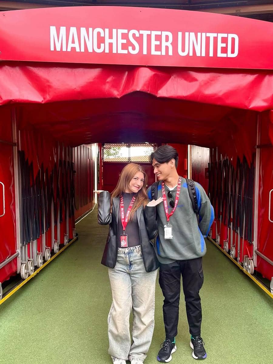 Cassandra Lee dan Ryuken Lie saat ke Stadion Old Trafford
