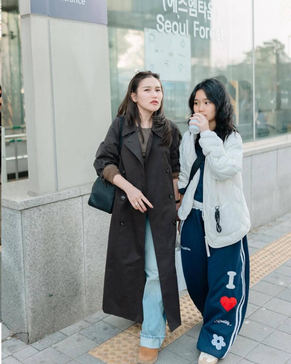 Ayu Ting Ting dan Hesti Purwadinata jalan-jalan di Seoul