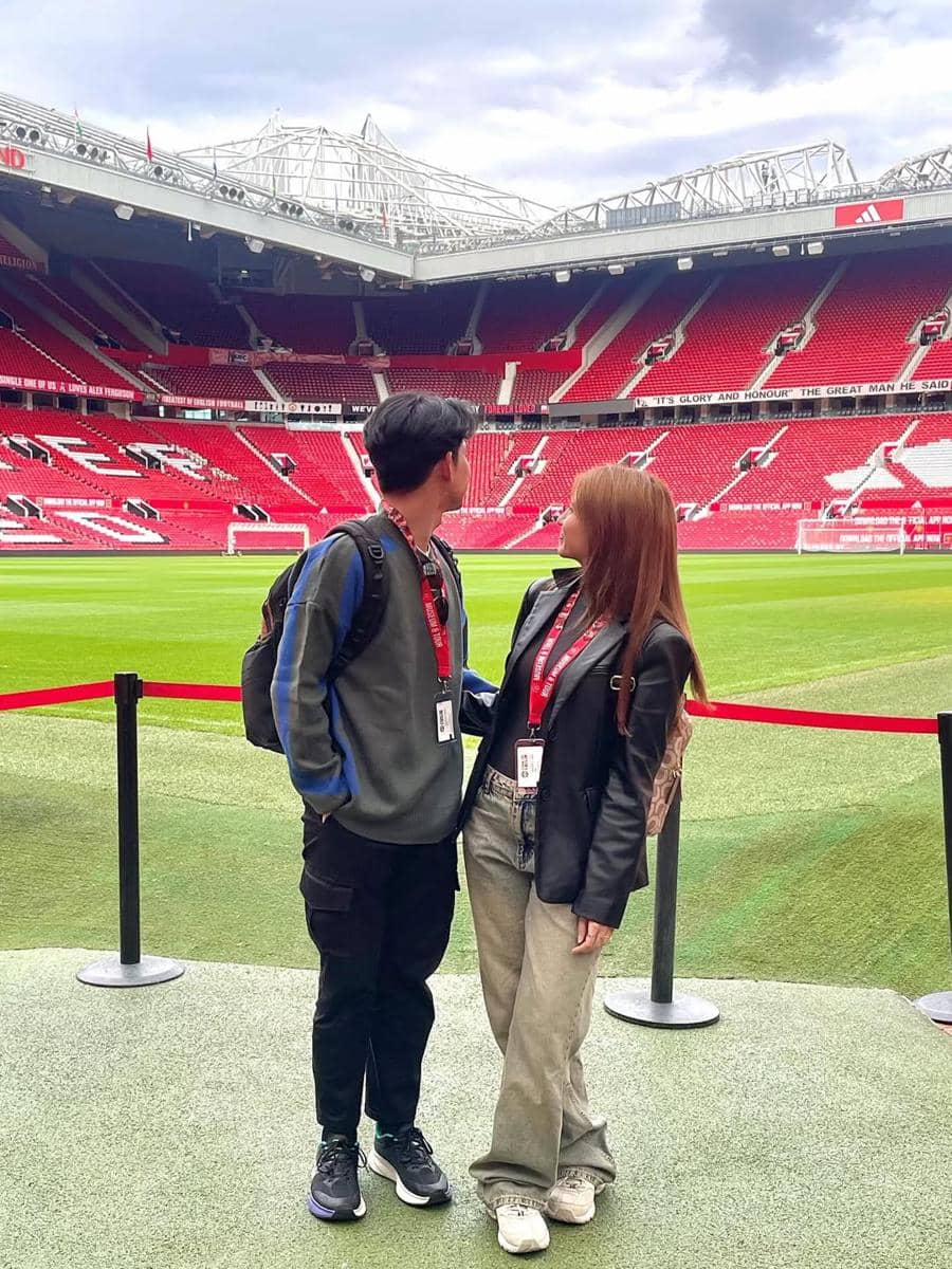 Cassandra Lee dan Ryuken Lie saat ke Stadion Old Trafford