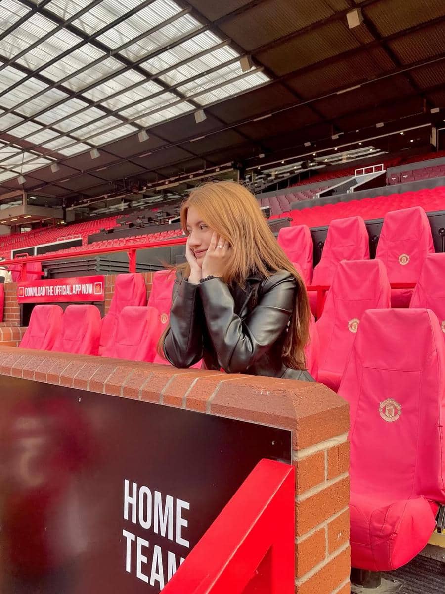 Cassandra Lee dan Ryuken Lie saat ke Stadion Old Trafford