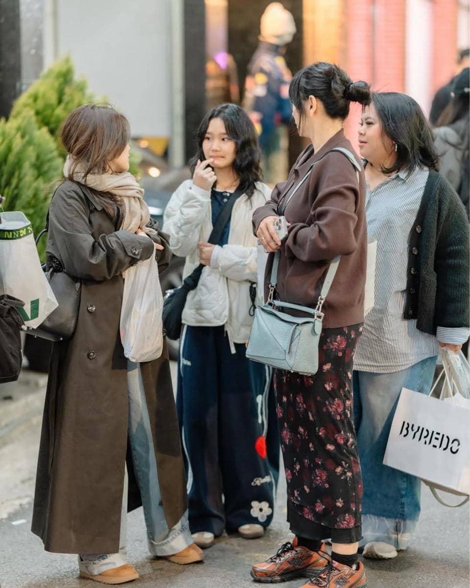 Ayu Ting Ting dan Hesti Purwadinata jalan-jalan di Seoul