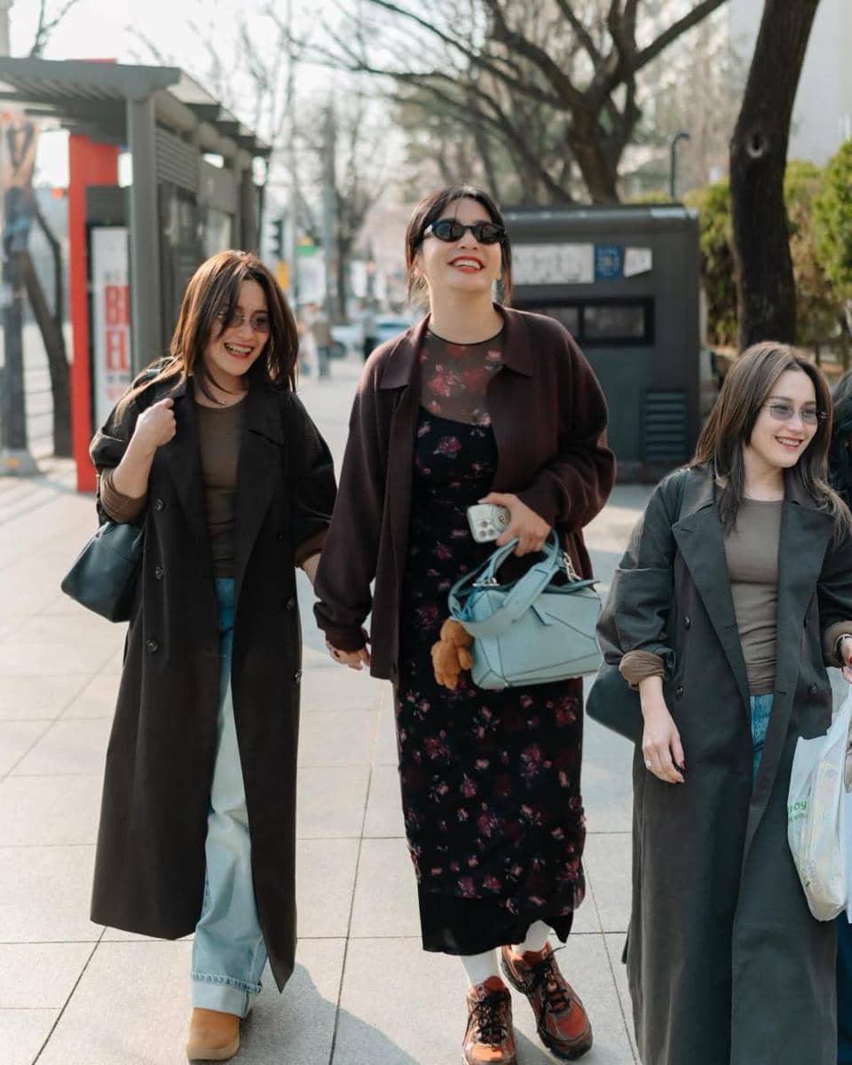 Ayu Ting Ting dan Hesti Purwadinata jalan-jalan di Seoul