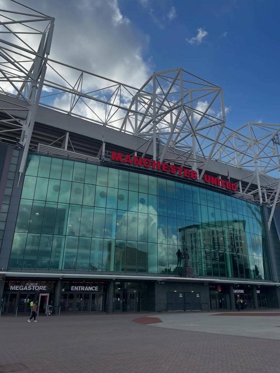 Cassandra Lee dan Ryuken Lie saat ke Stadion Old Trafford