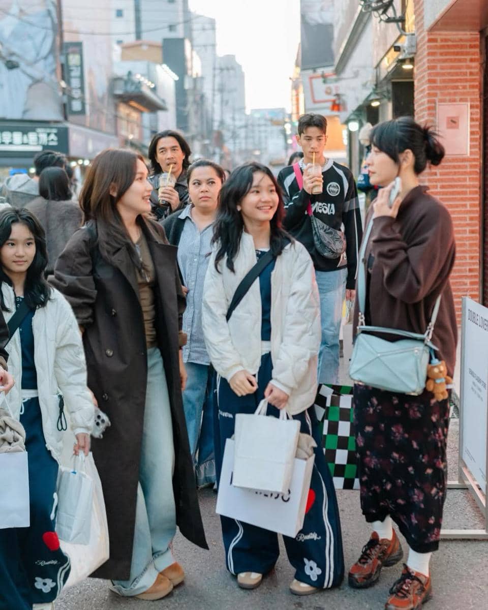 Ayu Ting Ting dan Hesti Purwadinata jalan-jalan di Seoul