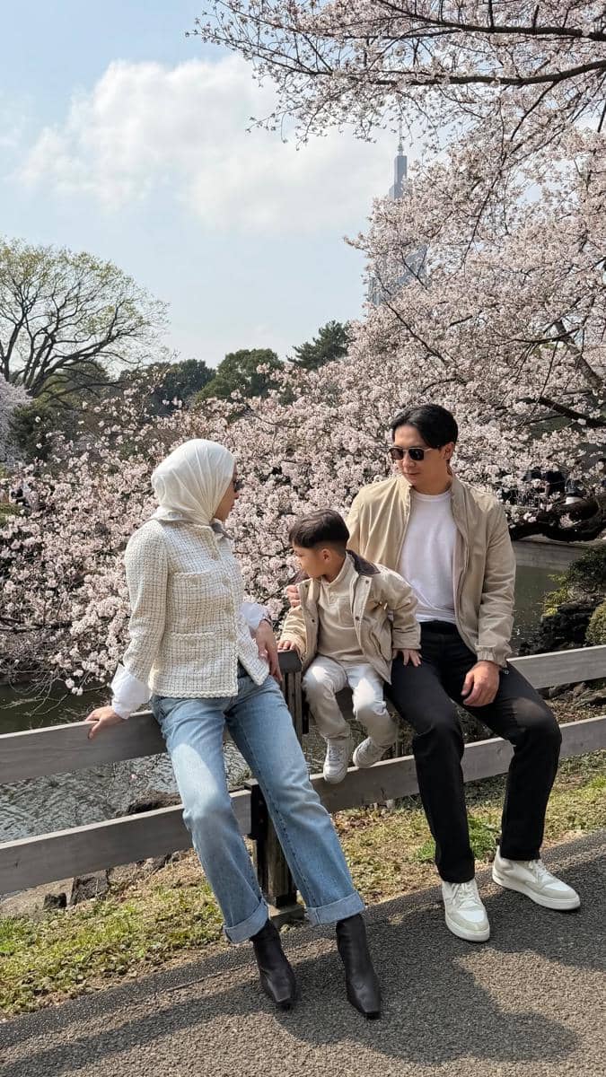 Seleb yang menikmati bunga sakura saat musim semi di Jepang