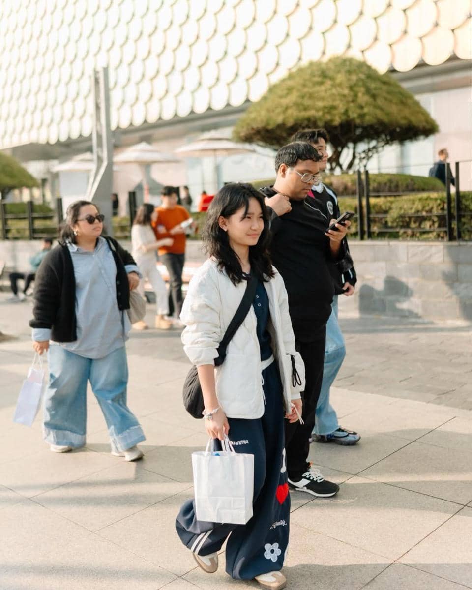 Ayu Ting Ting dan Hesti Purwadinata jalan-jalan di Seoul