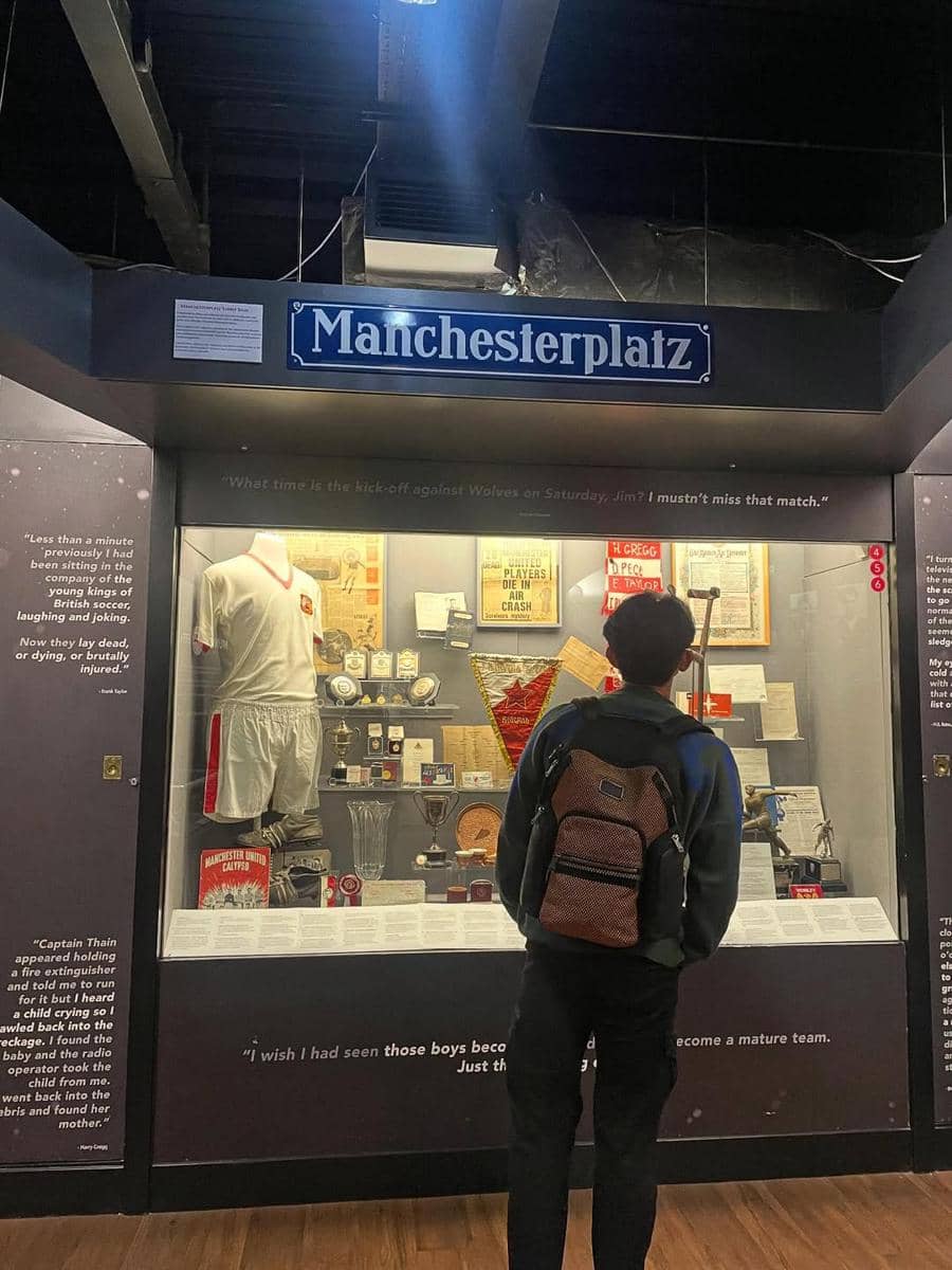 Cassandra Lee dan Ryuken Lie saat ke Stadion Old Trafford