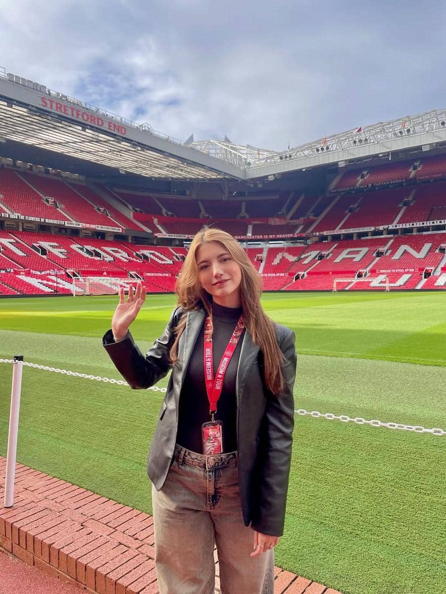 Cassandra Lee dan Ryuken Lie saat ke Stadion Old Trafford