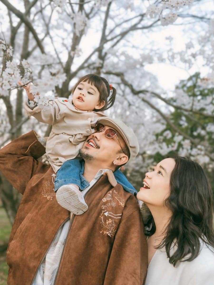 Seleb yang menikmati bunga sakura saat musim semi di Jepang