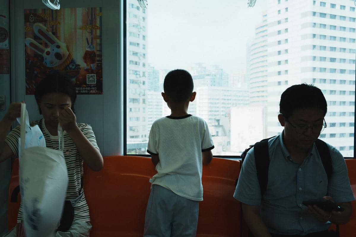 ilustrasi anak-anak di transportasi umum