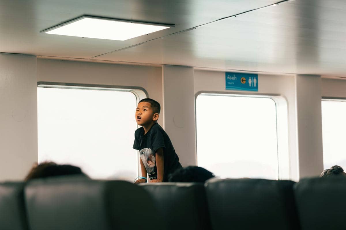 5 Sikap Bijak untuk Menghadapi Anak Kecil di Transportasi Umum