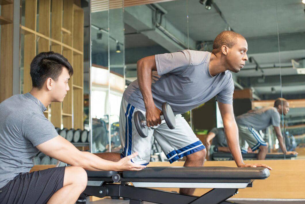 ilustrasi pria melakukan gym