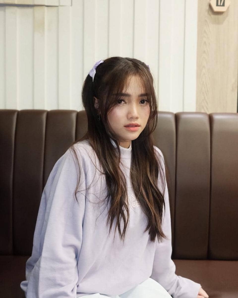 inspirasi makeup ke kampus ala Fujianti Utami 