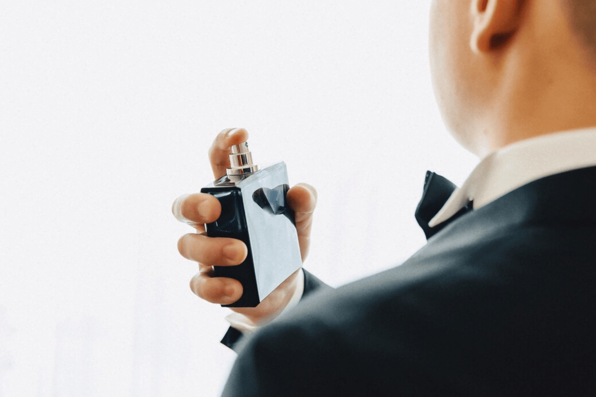 5 Tips Memakai Parfum Pria agar Tahan Lama di Ruangan Ber-AC, Cek Bro!