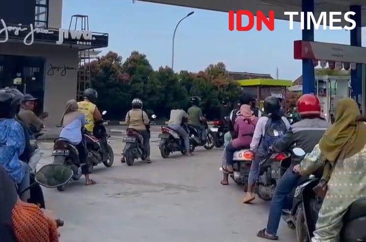 Imbas Isu Harga BBM Naik, SPBU di Balam Ramai Antrean Kendaraan