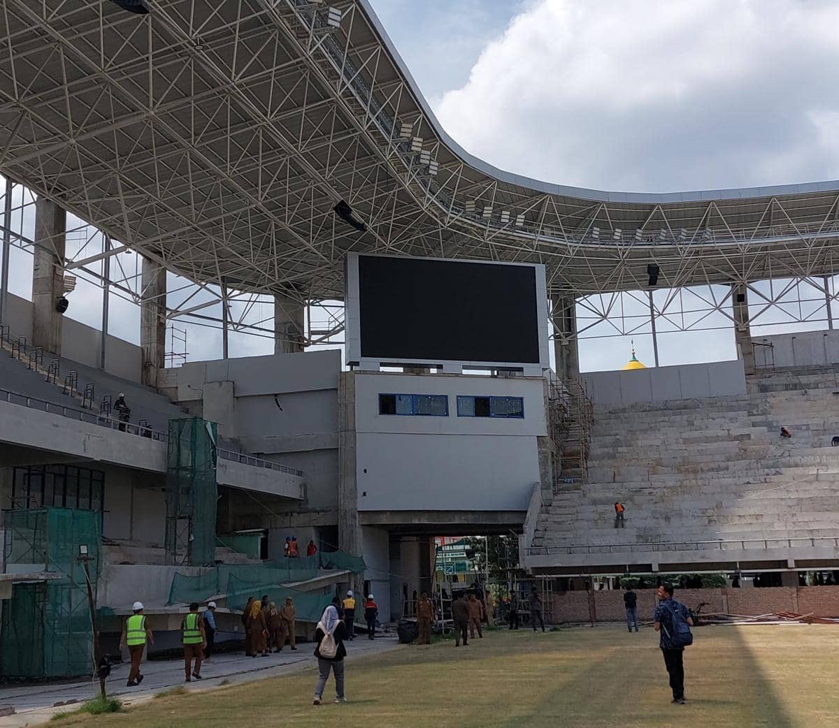 Progres pengerjaan Stadion Teladan Medan, Selasa (31/3/2026) (IDN Times/Doni Hermawan)