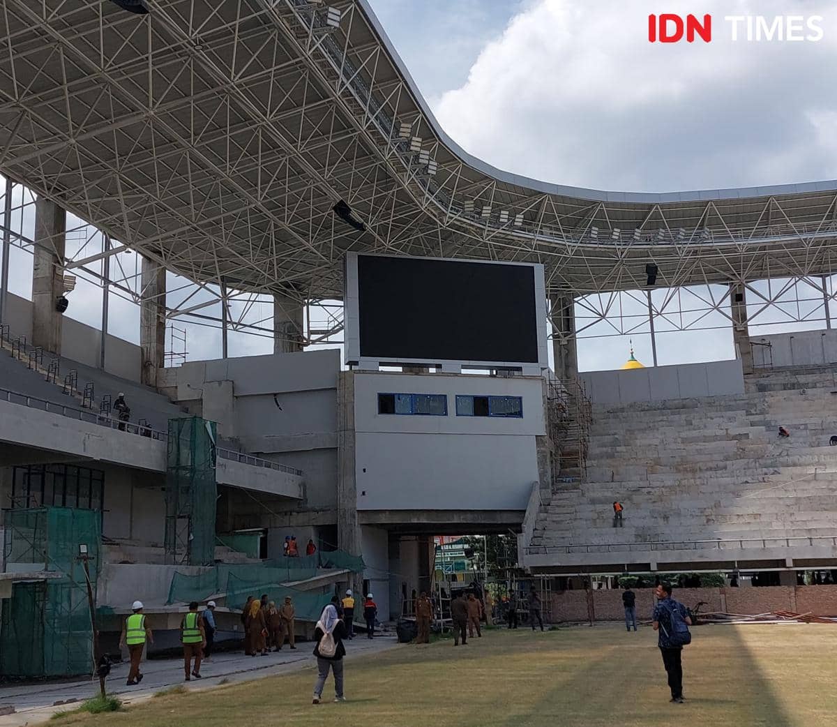 Progres pengerjaan Stadion Teladan Medan, Selasa (31/3/2026) (IDN Times/Doni Hermawan)