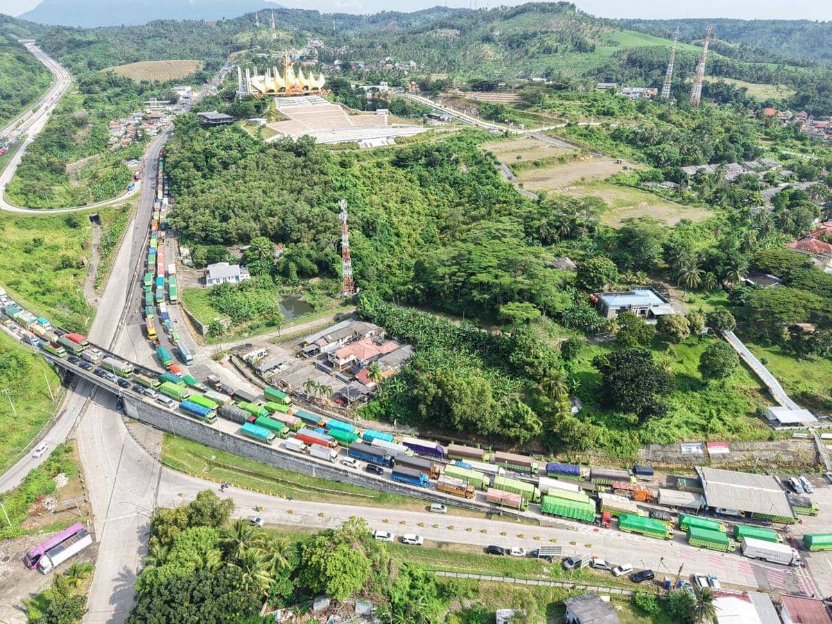Ribuan Kendaraan Logistik Padati Bakauheni, Seluruh Dermaga Penuh