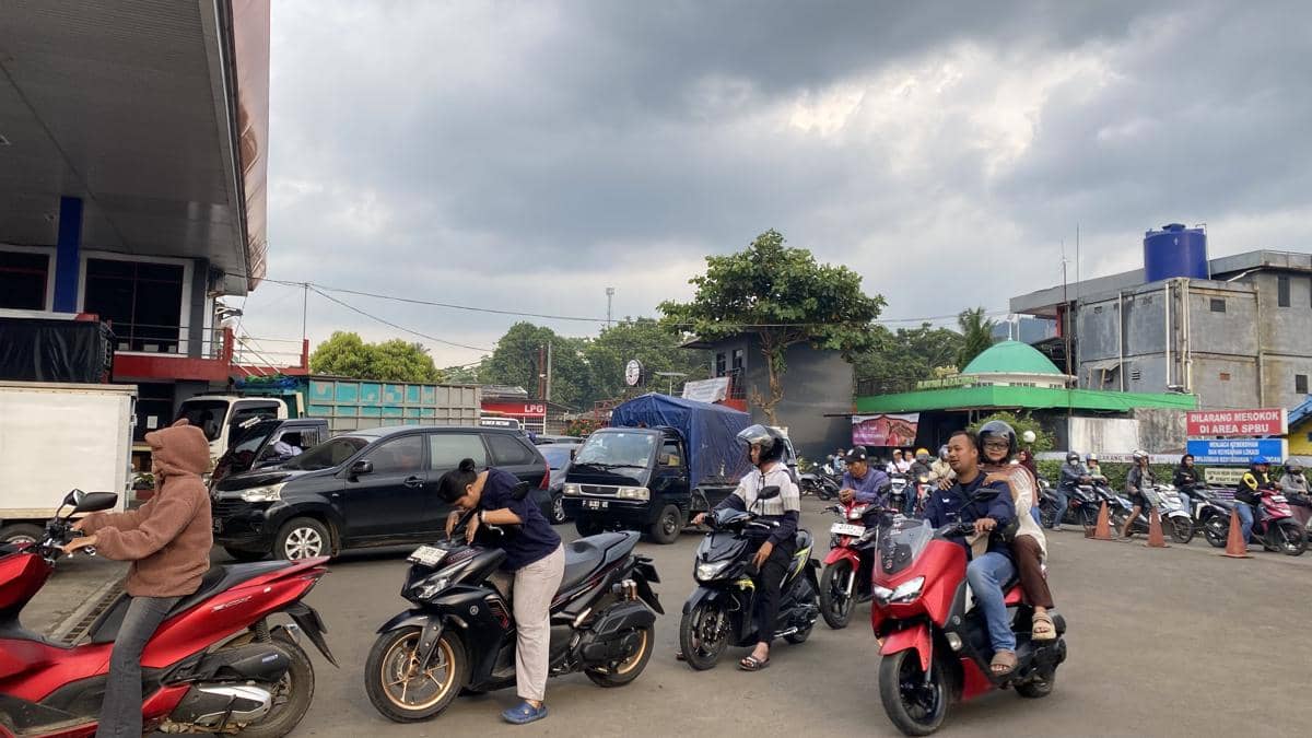 Panik Harga BBM Naik, Warga Sukabumi Antre Panjang di SPBU
