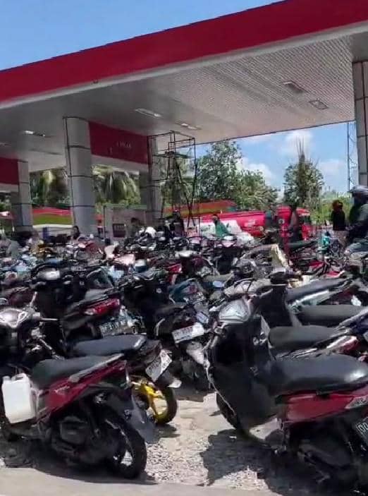 Antrean BBM di Enrekang Sulsel 1.jpg