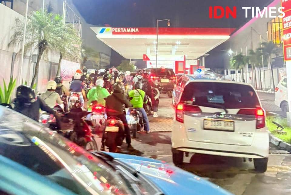 Warga Ramai Antre di SPBU Usai Pemerintah Umumkan Harga BBM