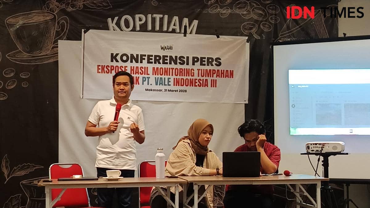 Direktur Eksekutif WALHI Sulsel, Muhammad Al Amin, memaparkan hasil monitoring tumpahan minyak PT Vale Indonesia di Kecamatan Towuti, Luwu Timur, dalam konferensi pers di Makassar, Selasa (31/3/2026). IDN Times/Asrhawi Muin