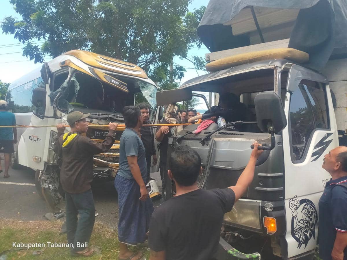 Mikrobus Tabrak Truk di Jembrana karena Sopir Mengantuk