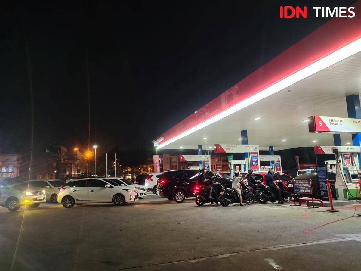 Warga mengantre SPBU di Kota Medan (IDN Times/Indah Permata Sari)