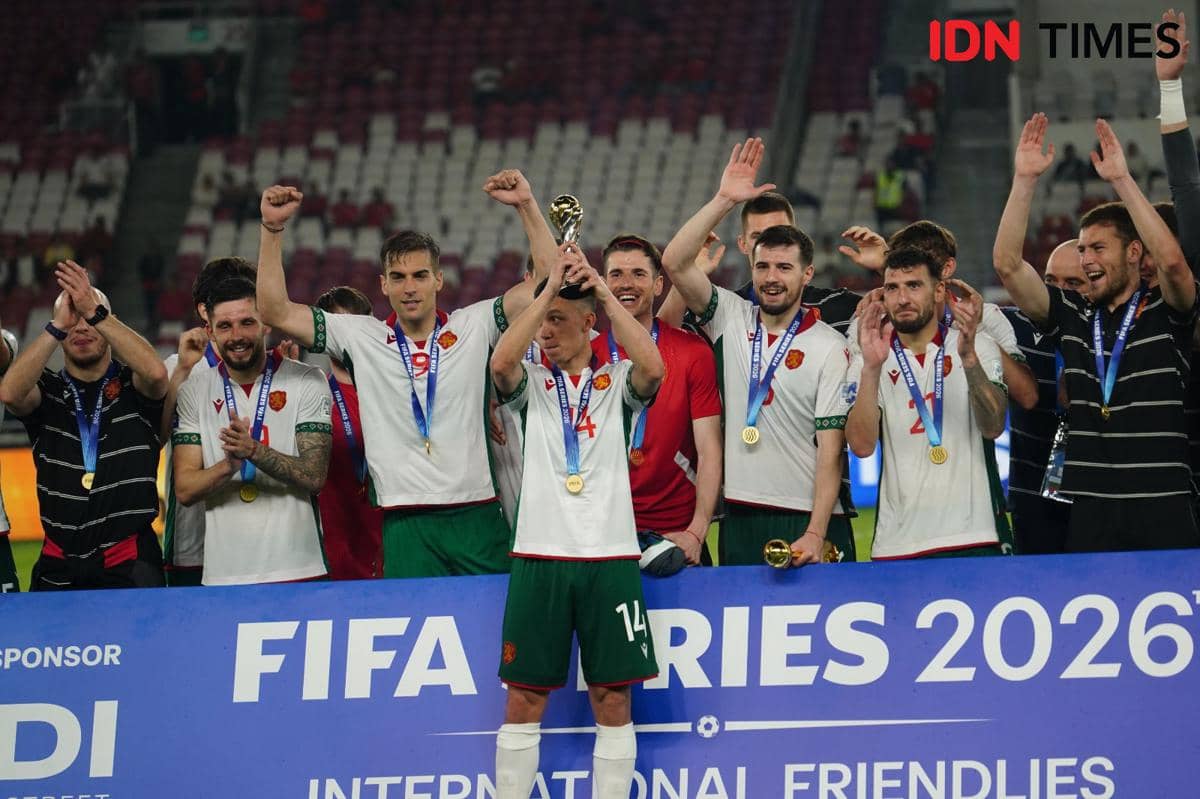Trofi FIFA Series 2026 yang didapat oleh Bulgaria di Jakarta