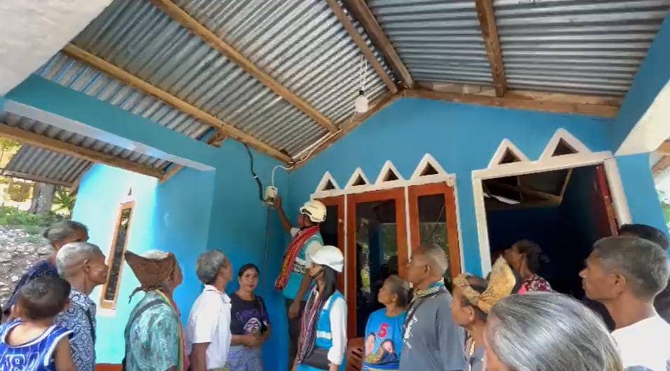81 Tahun Menunggu, Inilah Detik-detik Listrik Masuk ke Dusun Tainmetan NTT