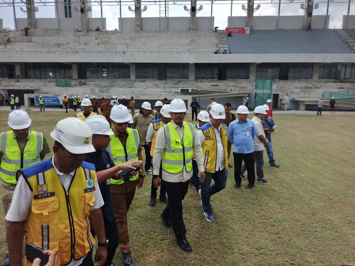 Gubernur Sumut Bobby Nasution bersama Wali Kota Medan Rico Waas saat meninjau pengerjaan Stadion Teladan Medan (dok.istimewa)