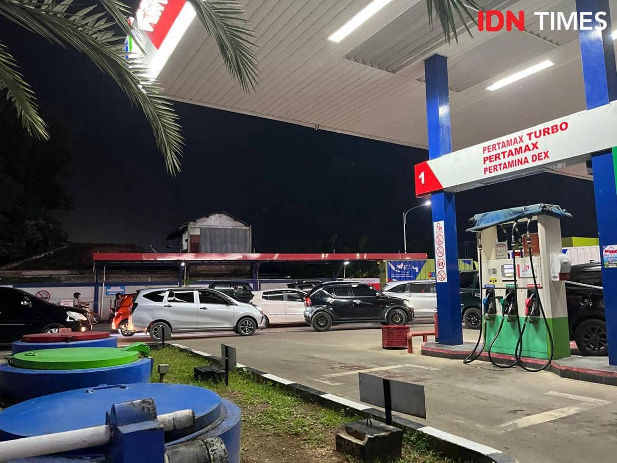 Risau Isu Harga BBM Naik, Warga Bandar Lampung Rela Antre Mengular