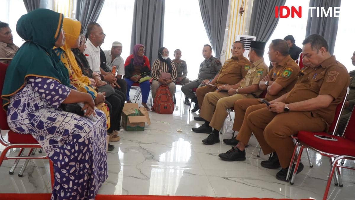 Warga terdampak banjir di langkat melakukan petemuan dengan pemerintah kabupaten (IDN Times/ Bambang Suhandoko)