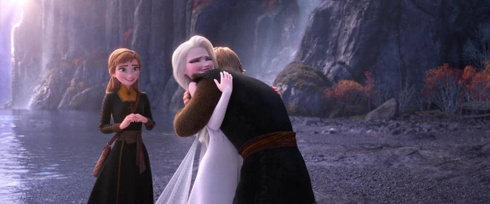 Elsa memeluk Kristoff setelah melamar Anna di film Frozen 2