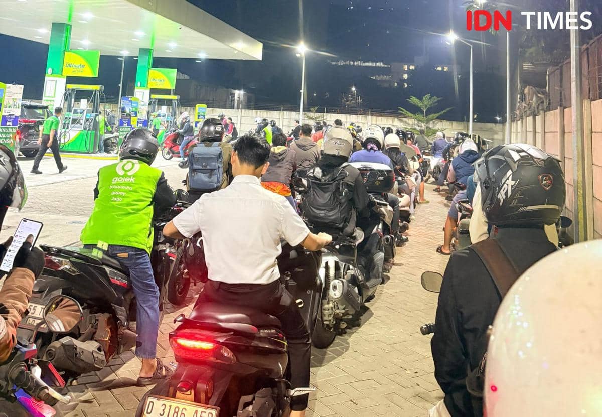 Warga Ramai Antre di SPBU Usai Pemerintah Umumkan Harga BBM